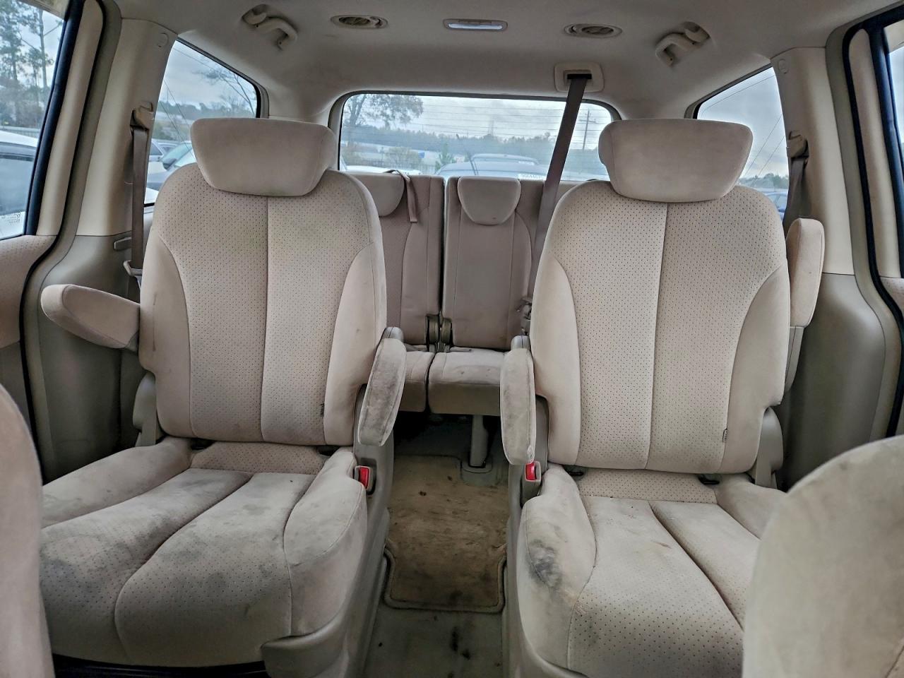 2007 HYUNDAI ENTOURAGE GLS photo 10