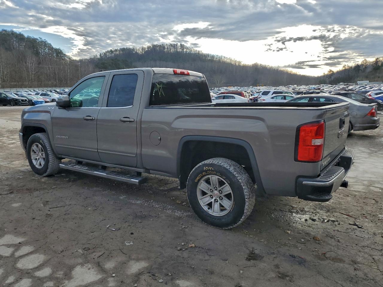 2017 GMC SIERRA K1500 SLE photo 2