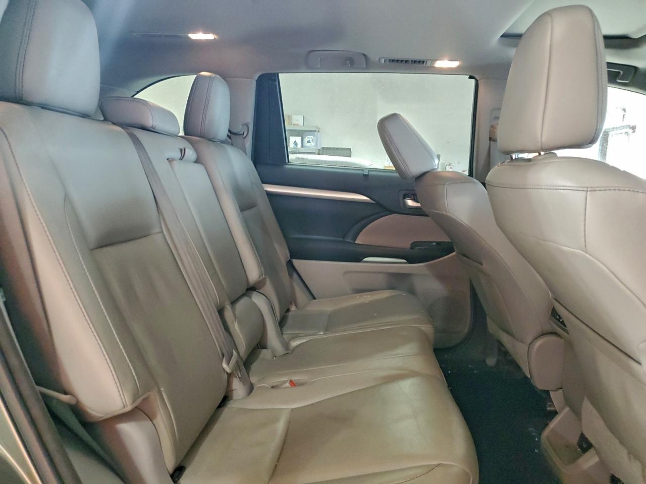 2017 TOYOTA HIGHLANDER SE photo 11