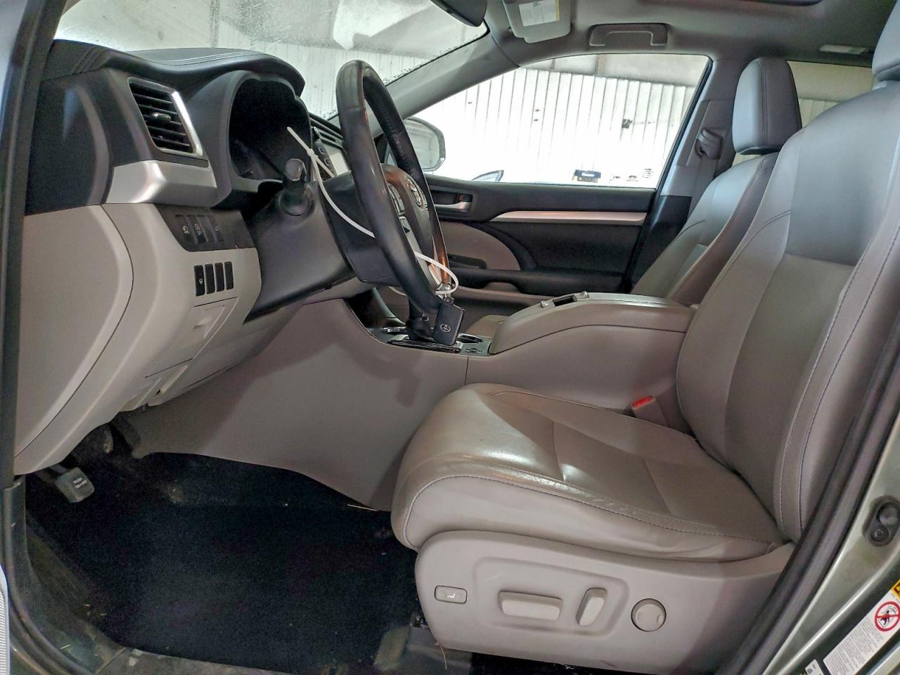 2017 TOYOTA HIGHLANDER SE photo 7
