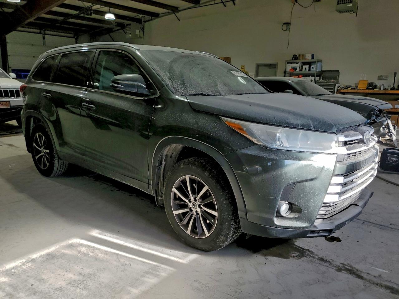 2017 TOYOTA HIGHLANDER SE photo 4