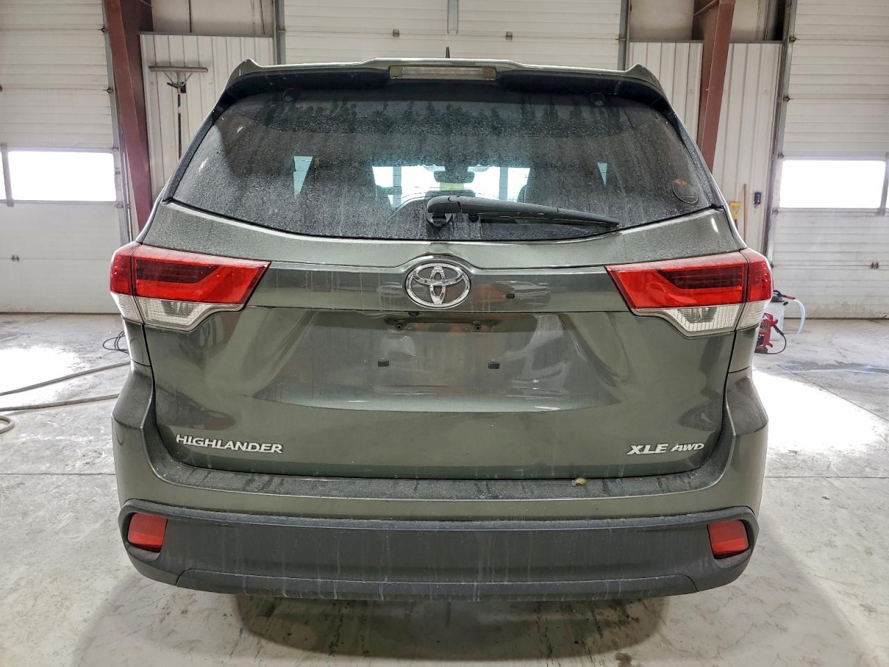 2017 TOYOTA HIGHLANDER SE photo 6