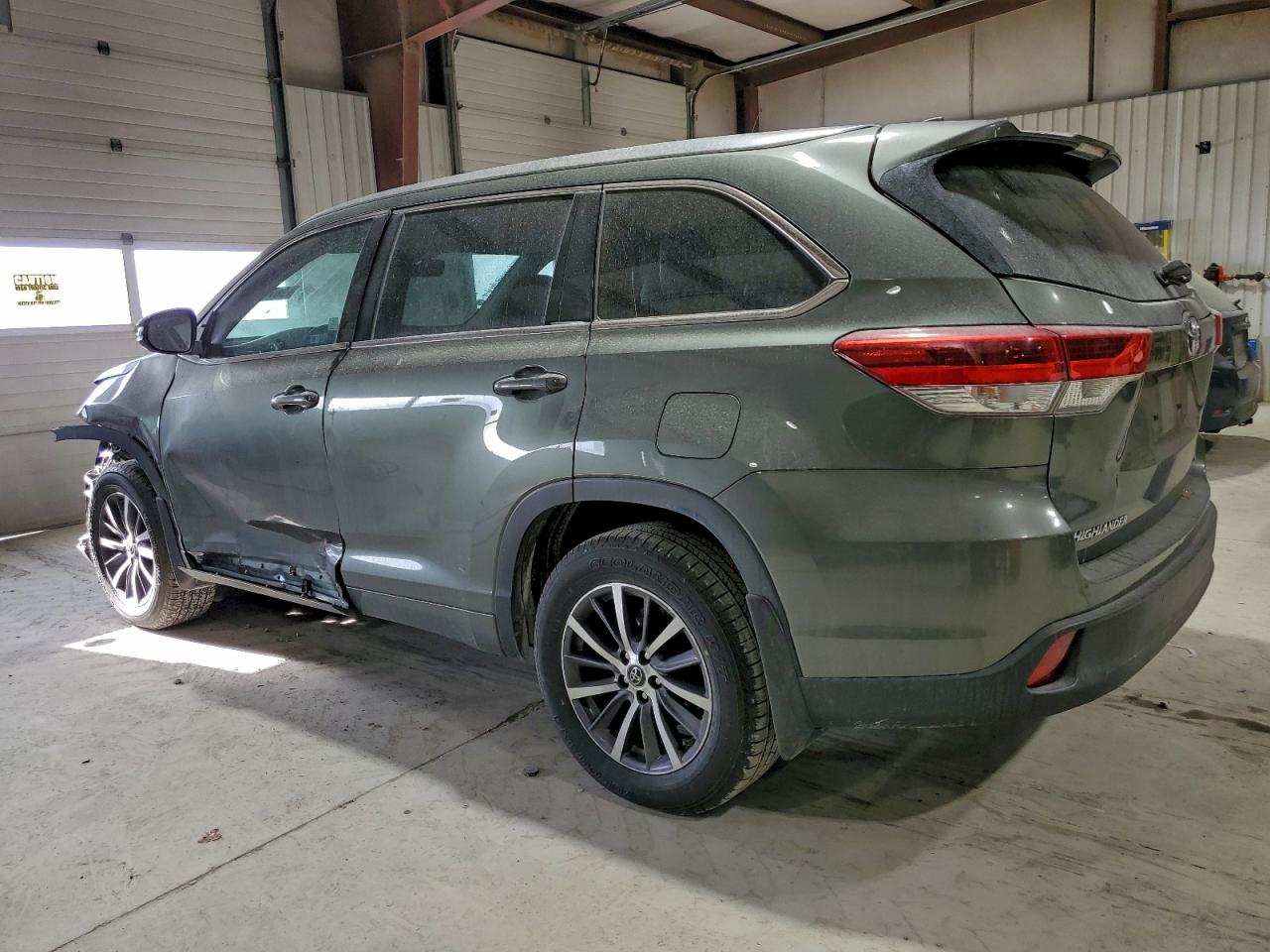 2017 TOYOTA HIGHLANDER SE photo 2