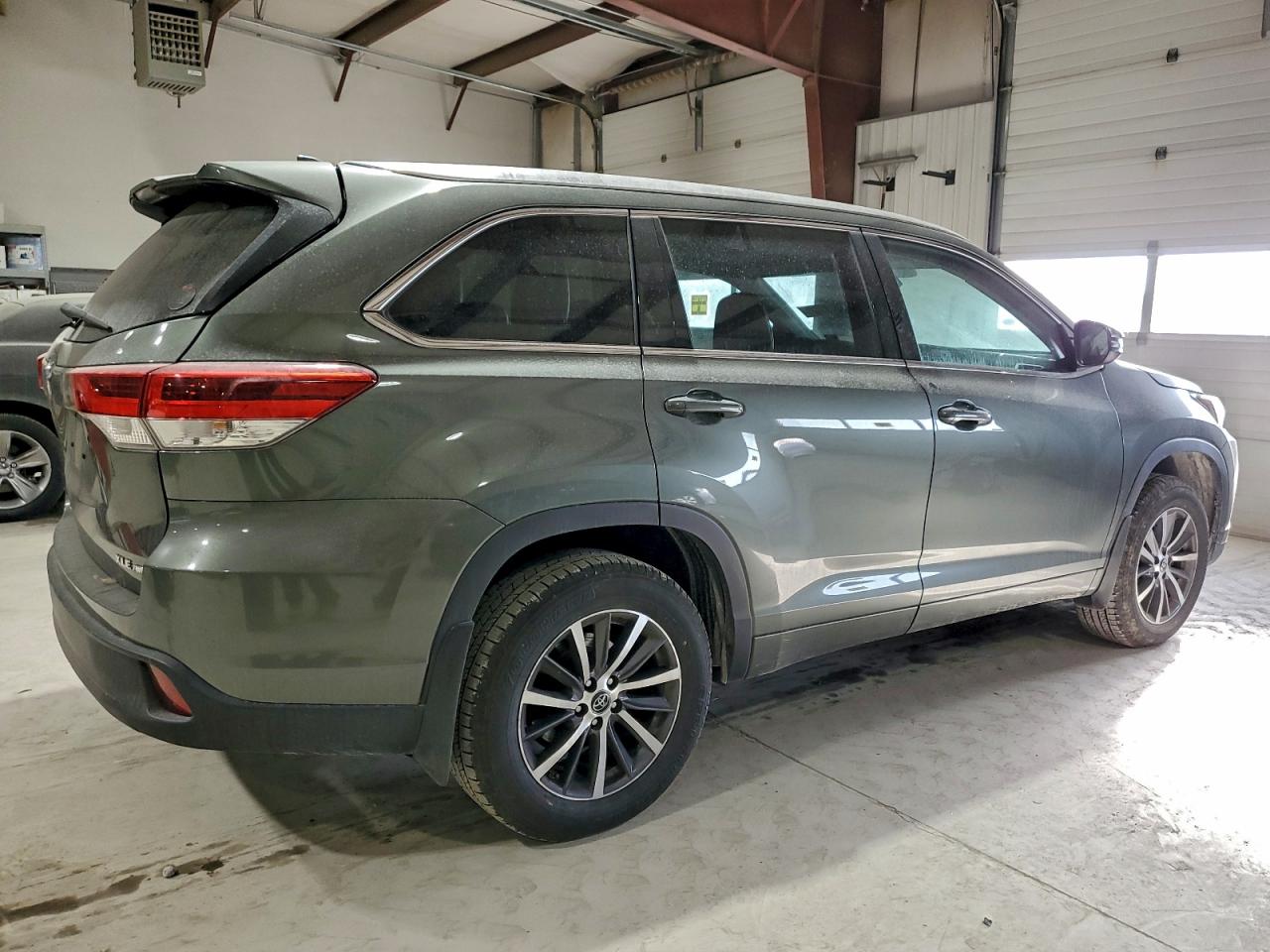 2017 TOYOTA HIGHLANDER SE photo 3