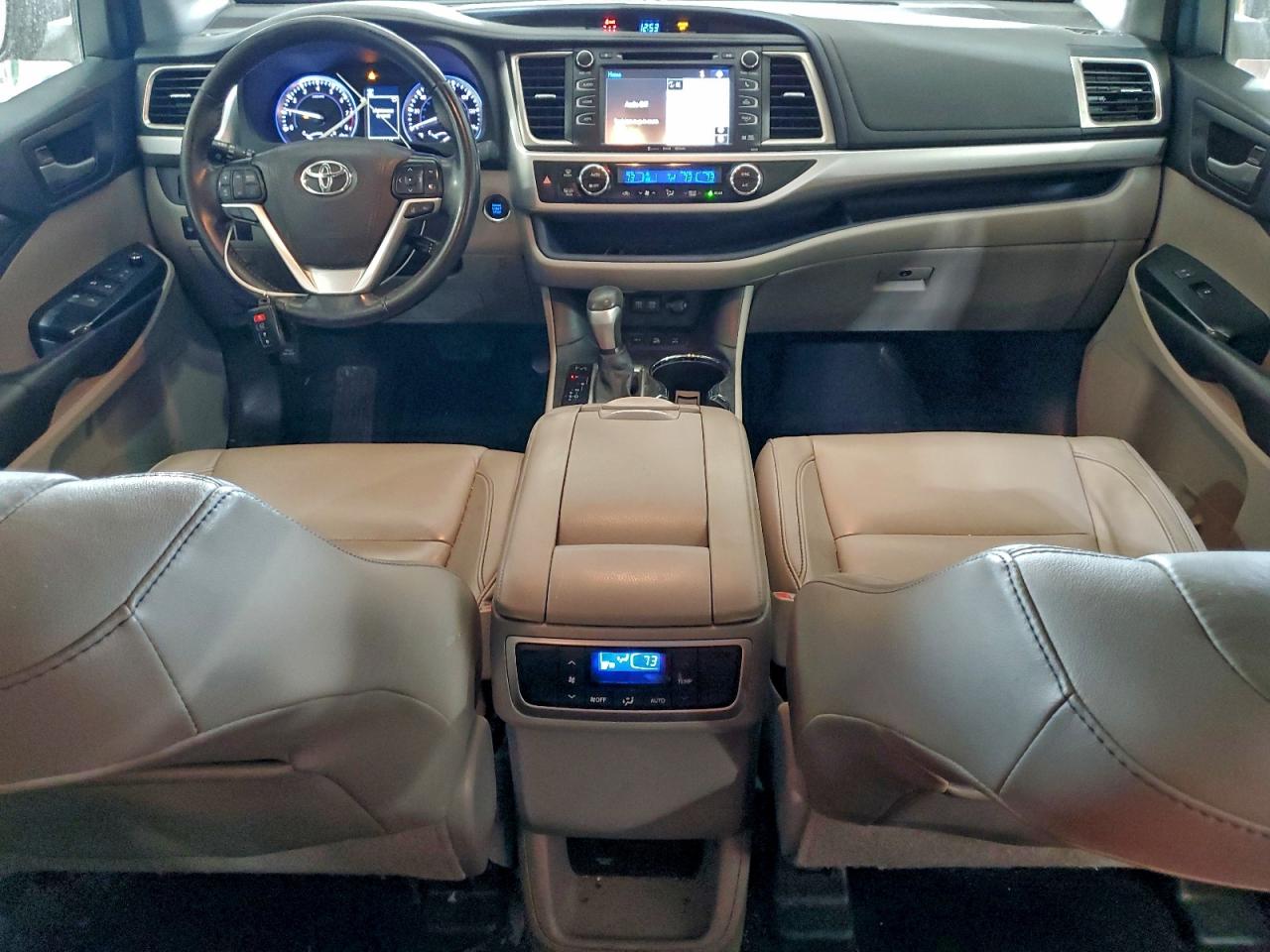 2017 TOYOTA HIGHLANDER SE photo 8