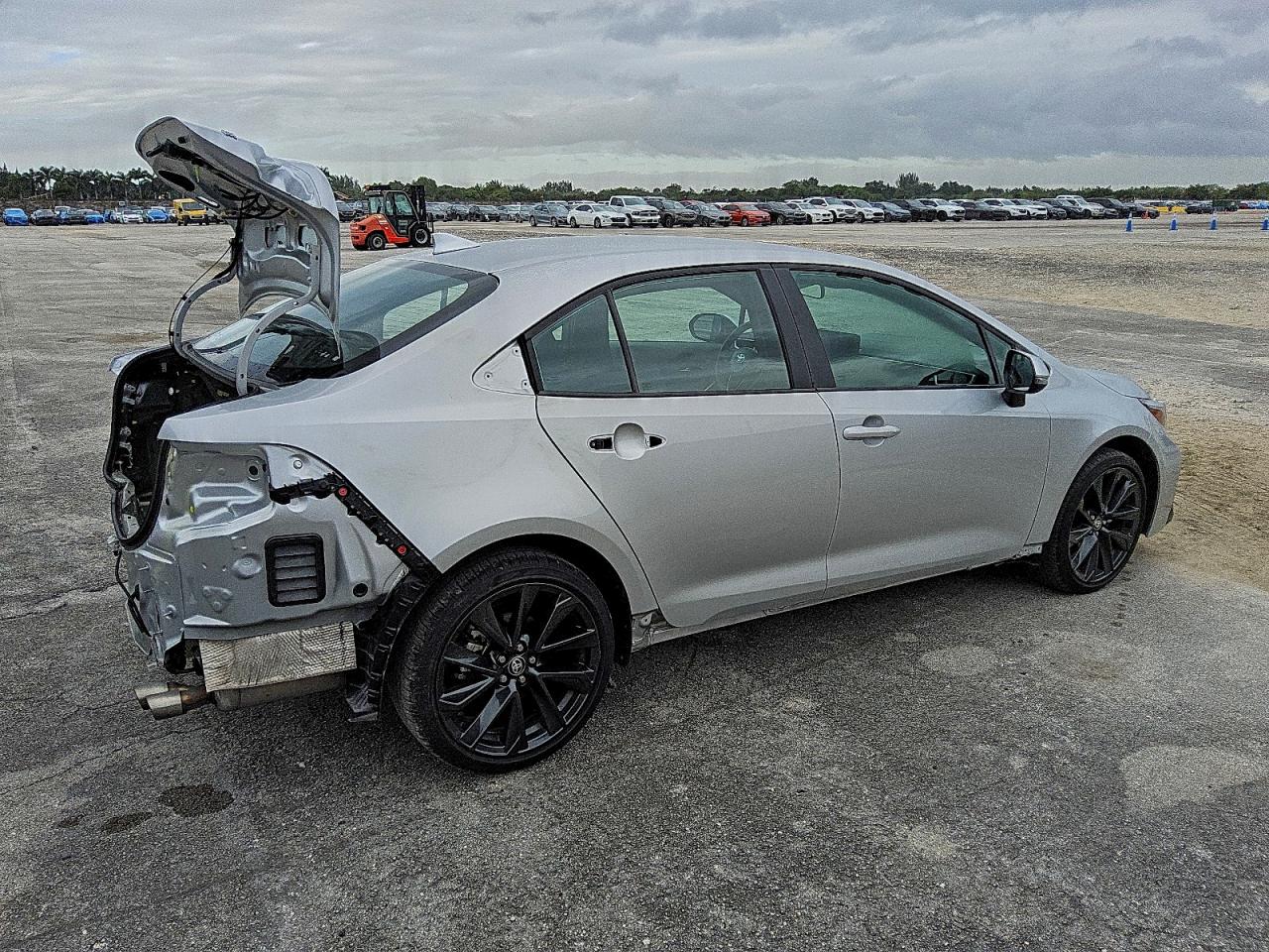 2025 TOYOTA COROLLA SE photo 3
