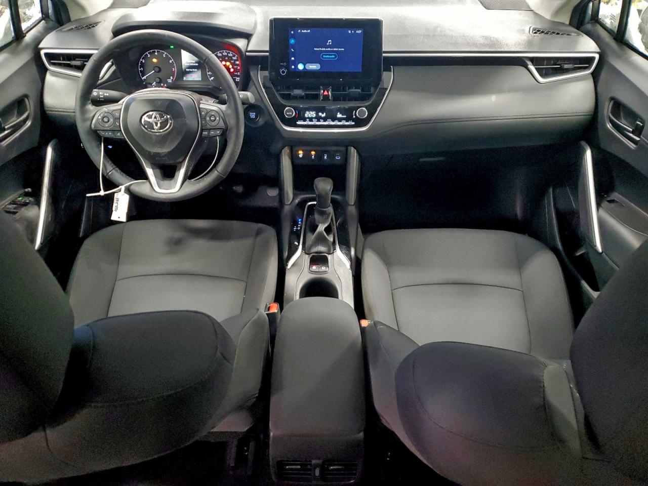 2025 TOYOTA COROLLA CROSS LE photo 15