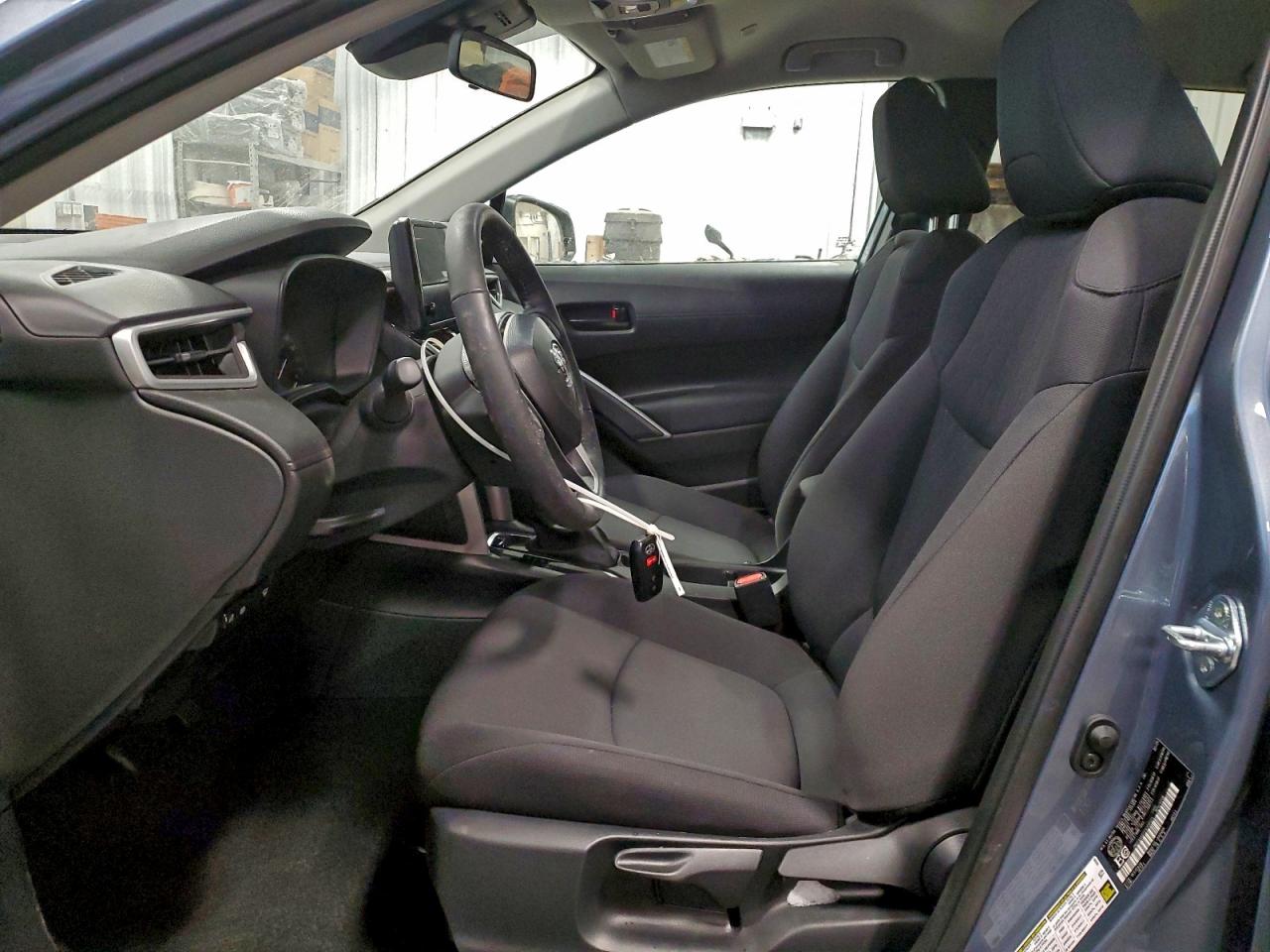 2025 TOYOTA COROLLA CROSS LE photo 13