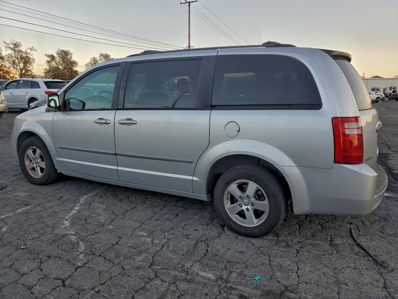 2010 DODGE GRAND CARAVAN SXT photo 2