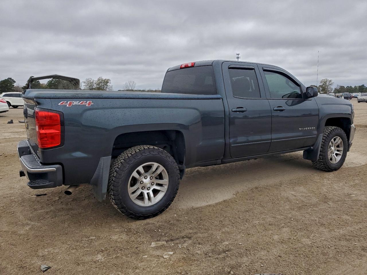 2017 CHEVROLET SILVERADO K1500 LT photo 3