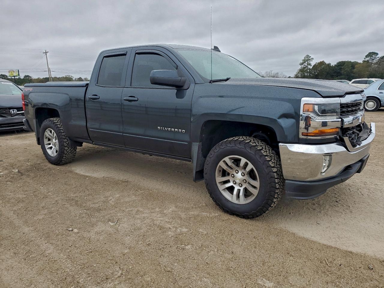 2017 CHEVROLET SILVERADO K1500 LT photo 4