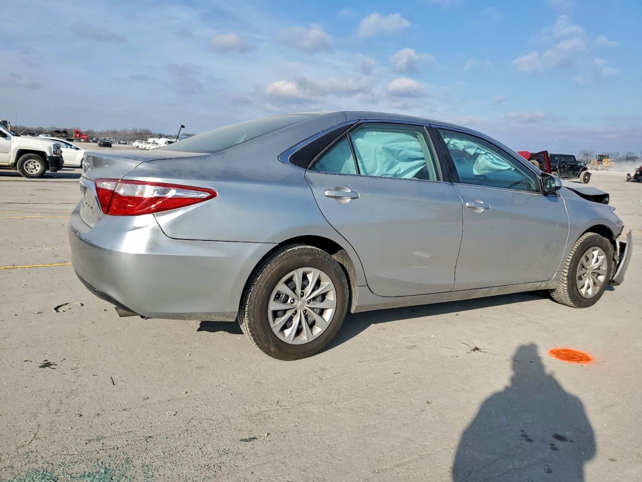 2016 TOYOTA CAMRY LE photo 3