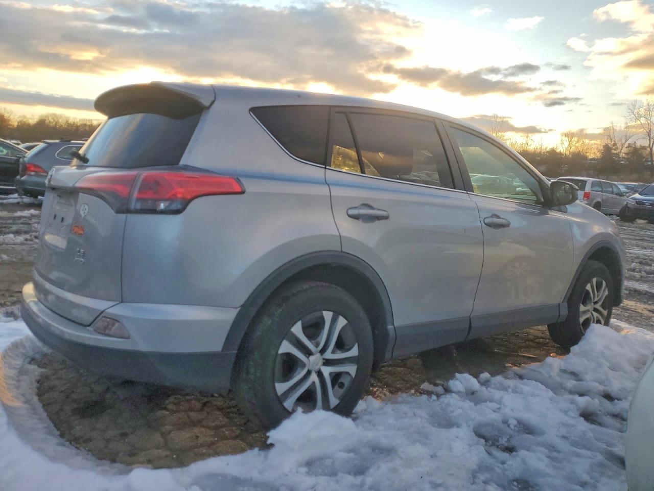 2018 TOYOTA RAV4 LE photo 3