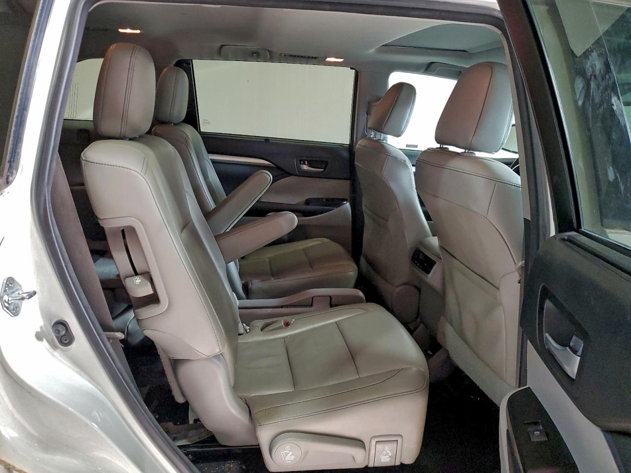 2016 TOYOTA HIGHLANDER XLE photo 11