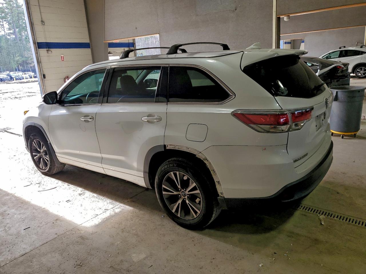 2016 TOYOTA HIGHLANDER XLE photo 2