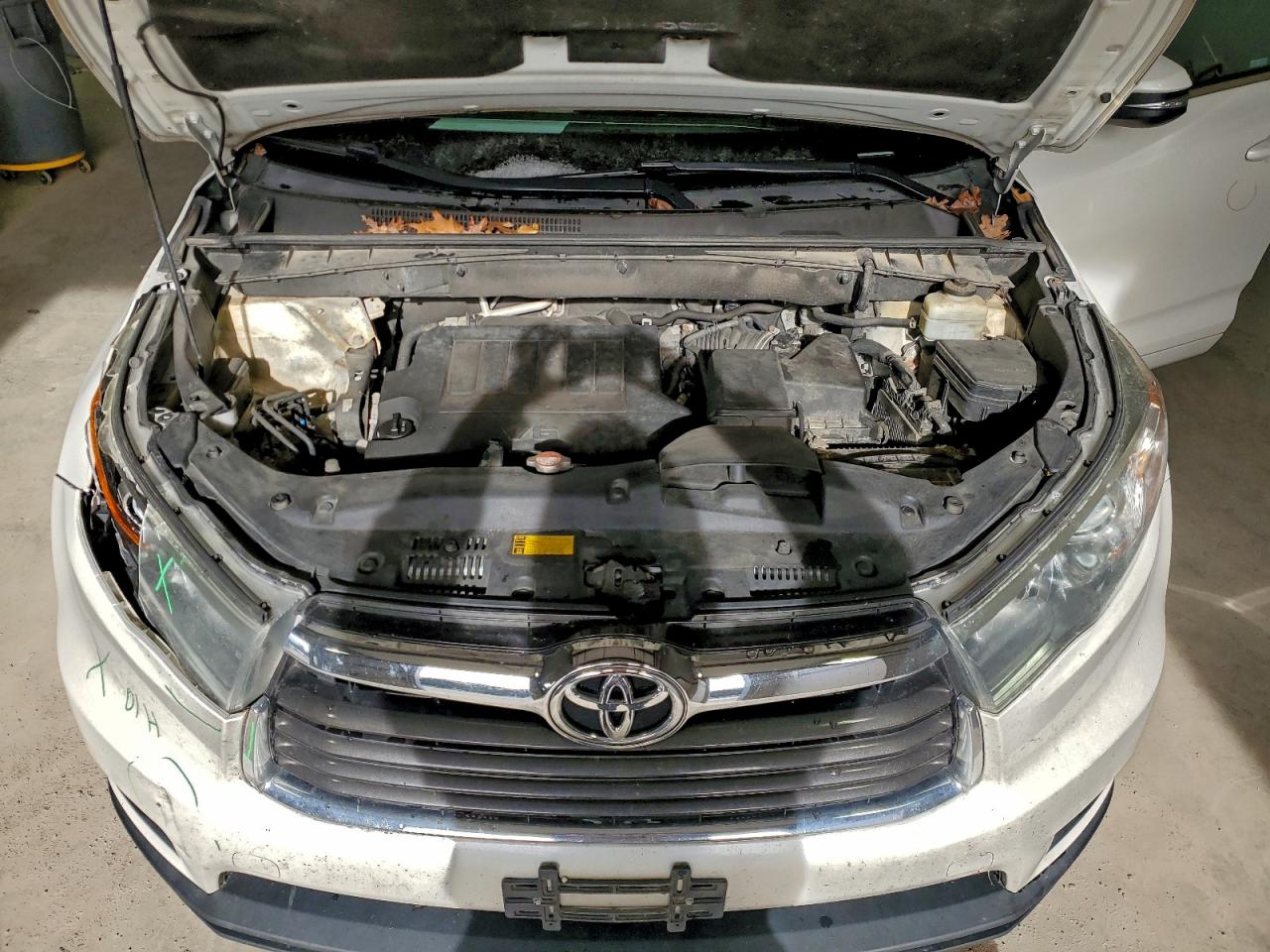 2016 TOYOTA HIGHLANDER XLE photo 12