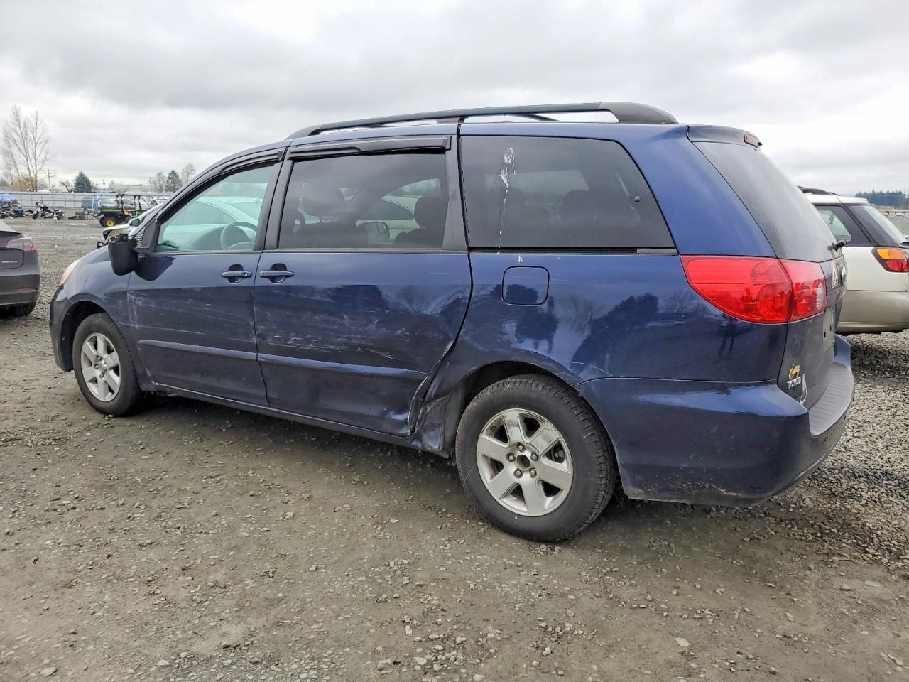 2007 TOYOTA SIENNA CE photo 2