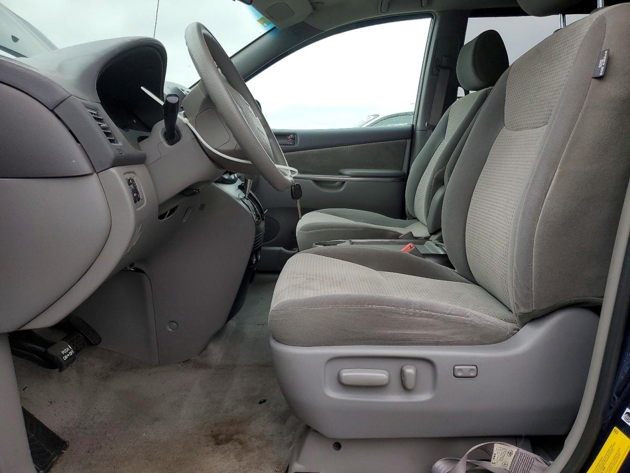 2007 TOYOTA SIENNA CE photo 7