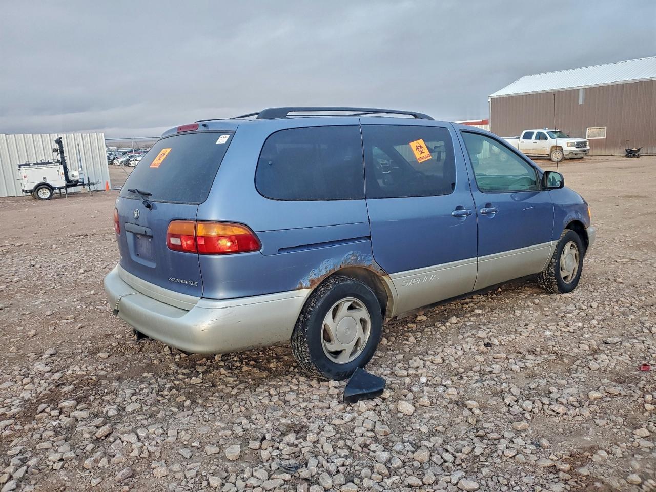 1999 TOYOTA SIENNA LE photo 3