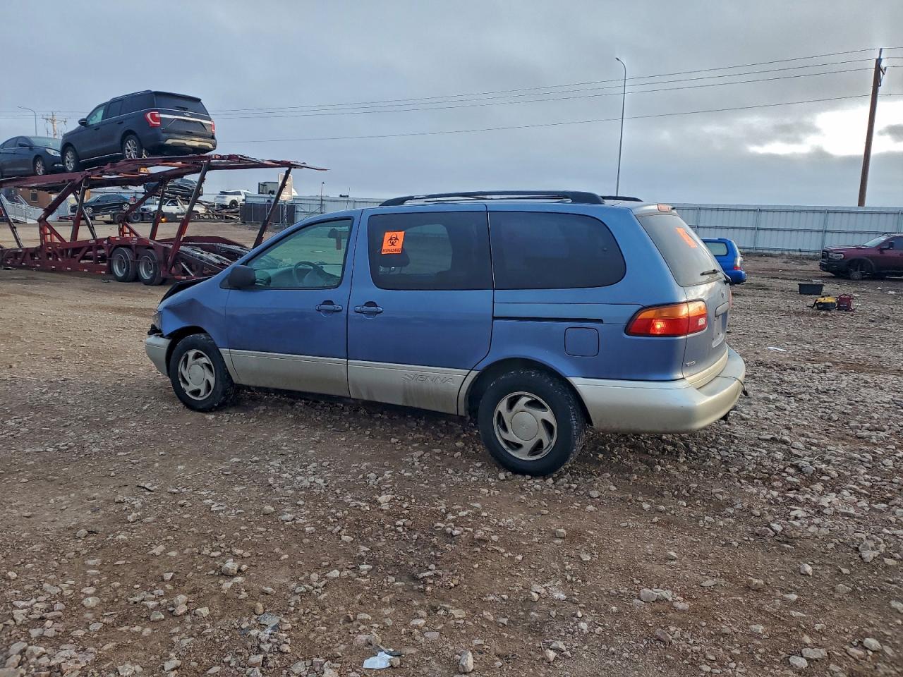 1999 TOYOTA SIENNA LE photo 2