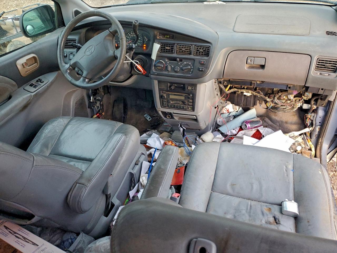 1999 TOYOTA SIENNA LE photo 8