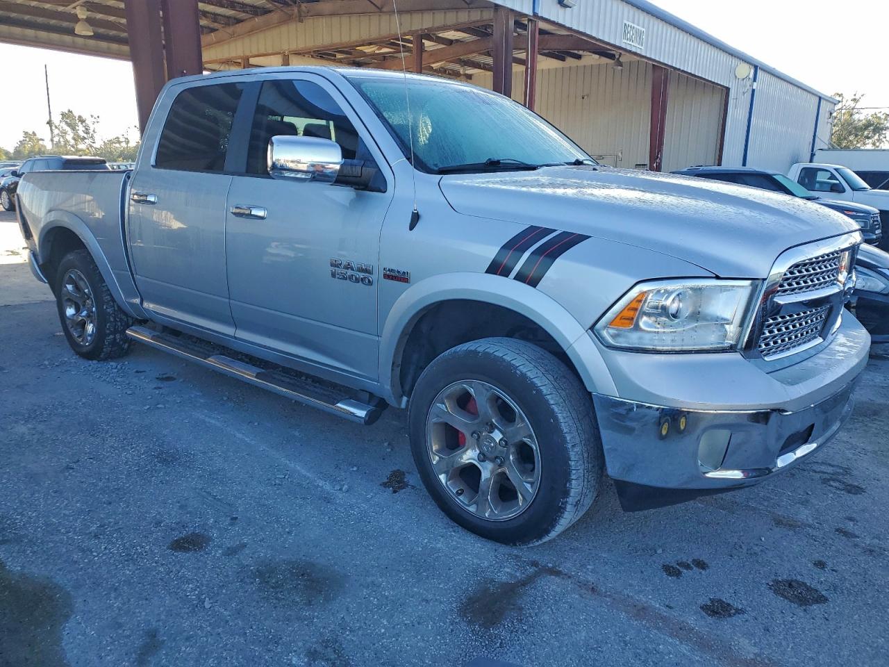 2017 RAM 1500 LARAMIE photo 4