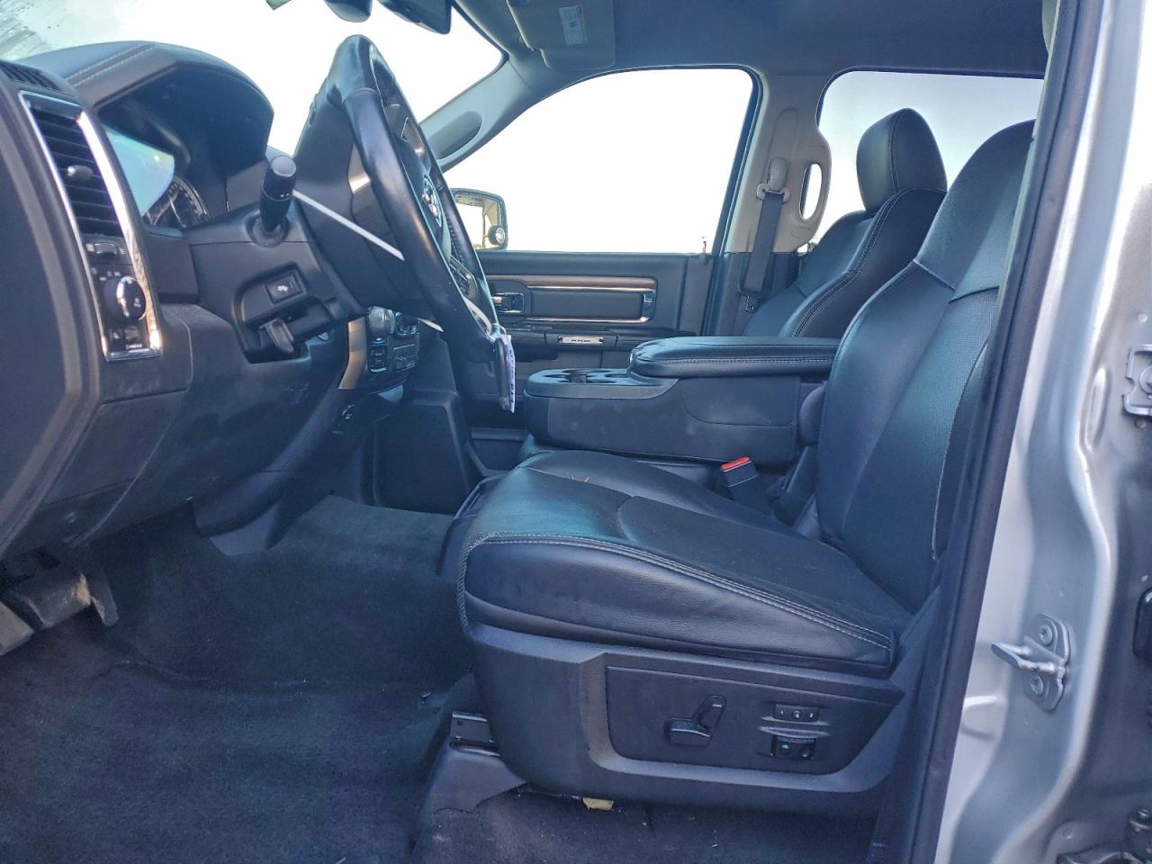 2017 RAM 1500 LARAMIE photo 7