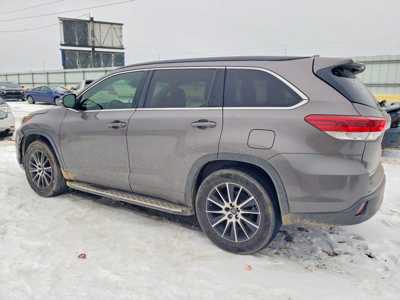 2018 TOYOTA HIGHLANDER SE photo 2
