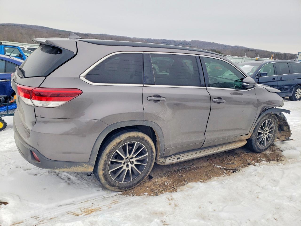 2018 TOYOTA HIGHLANDER SE photo 3