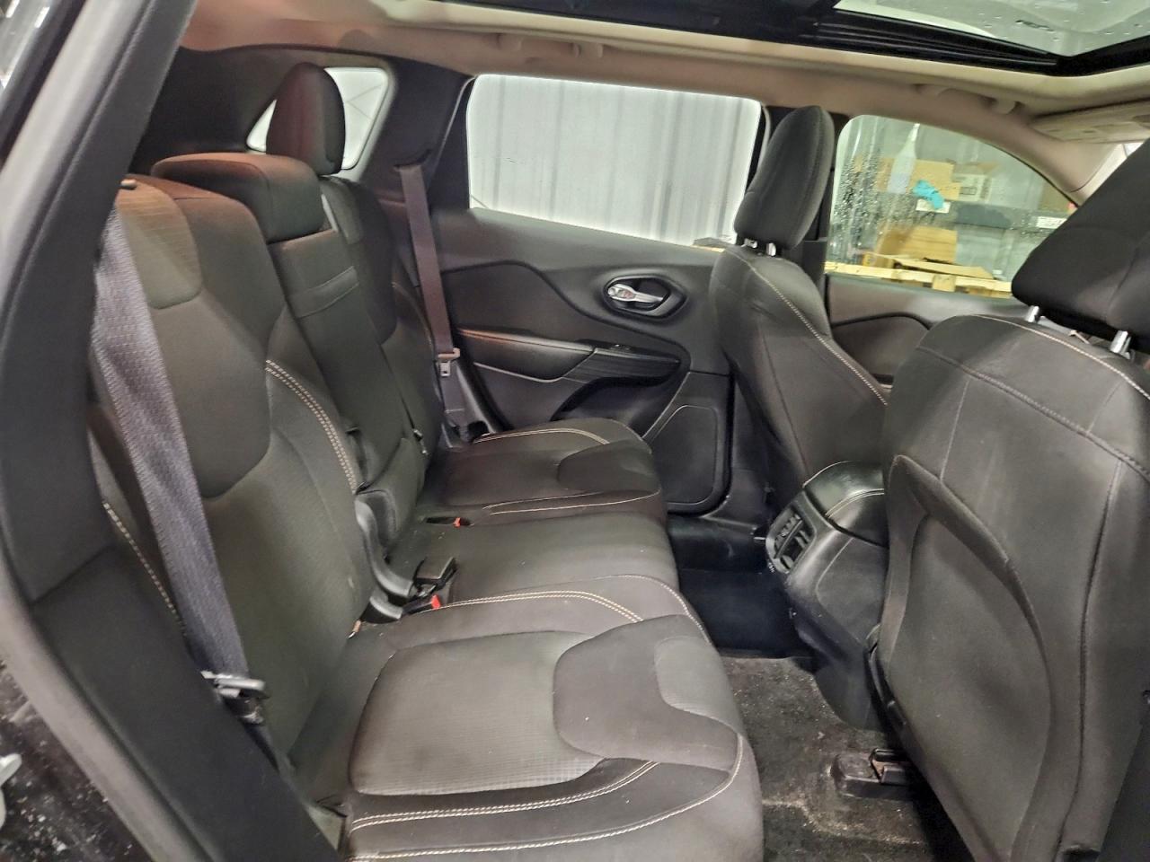 2016 JEEP CHEROKEE LATITUDE photo 11