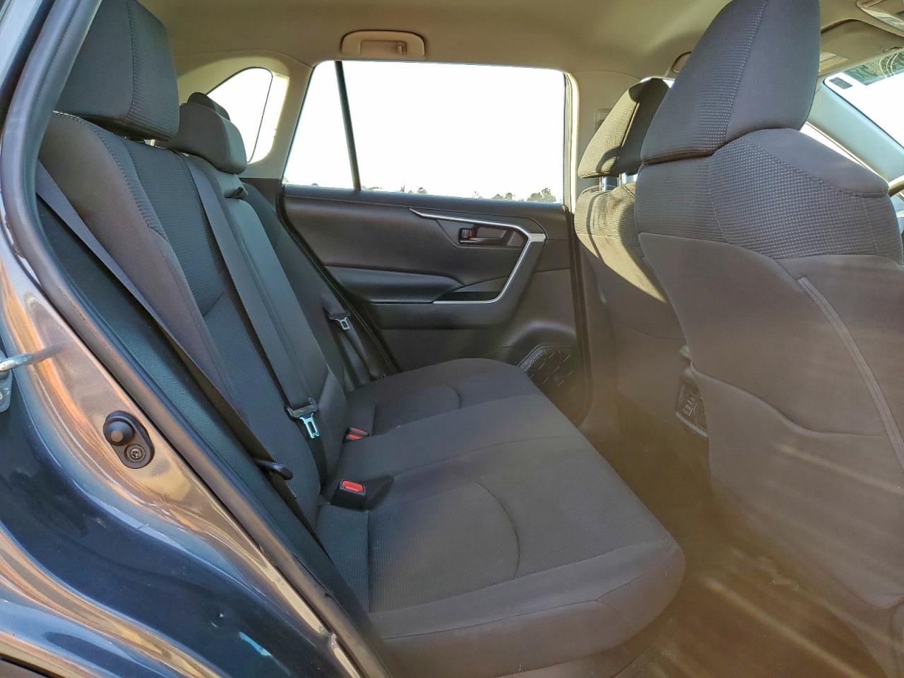 2021 TOYOTA RAV4 LE photo 11