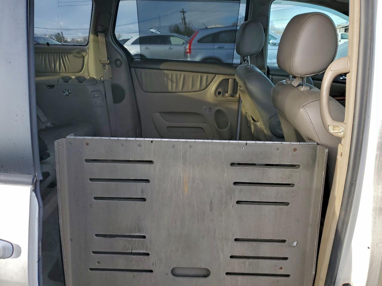 2007 TOYOTA SIENNA XLE photo 11
