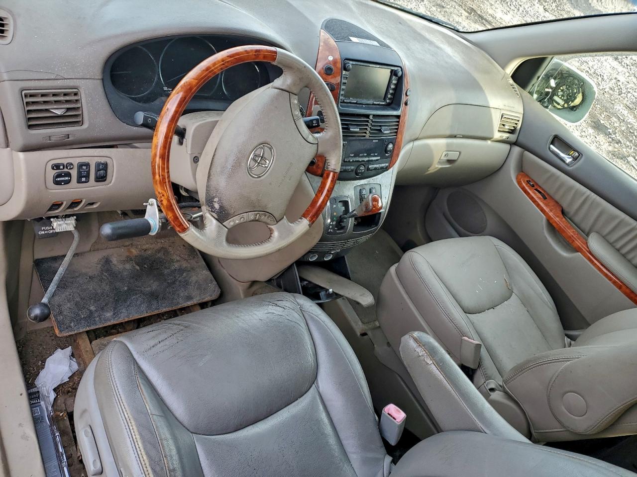 2007 TOYOTA SIENNA XLE photo 8