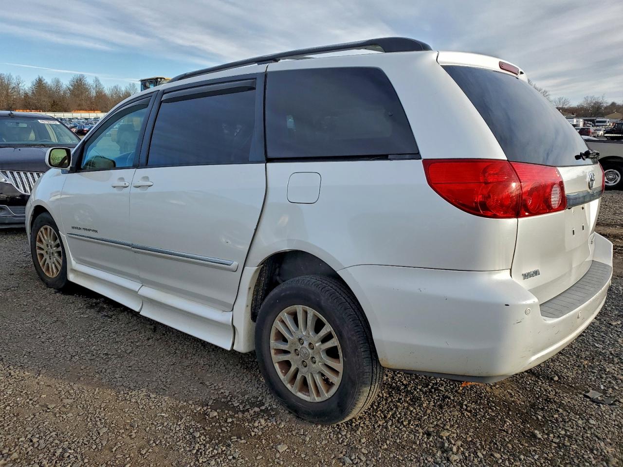 2007 TOYOTA SIENNA XLE photo 2