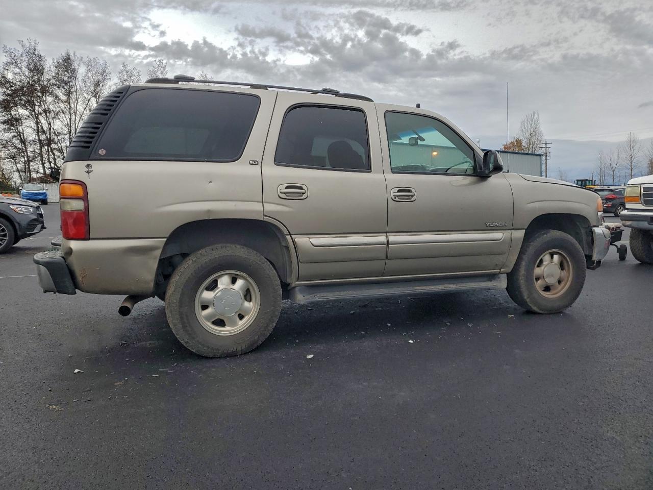 2003 GMC YUKON photo 3