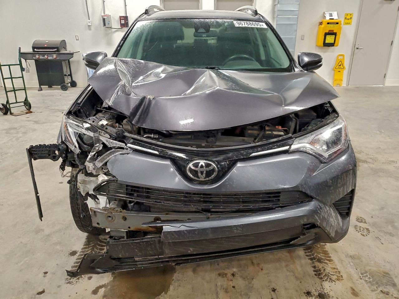 2018 TOYOTA RAV4 LE photo 5