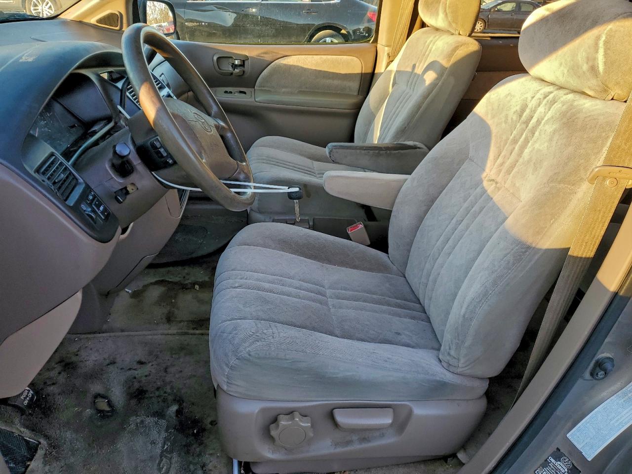 1999 TOYOTA SIENNA LE photo 13