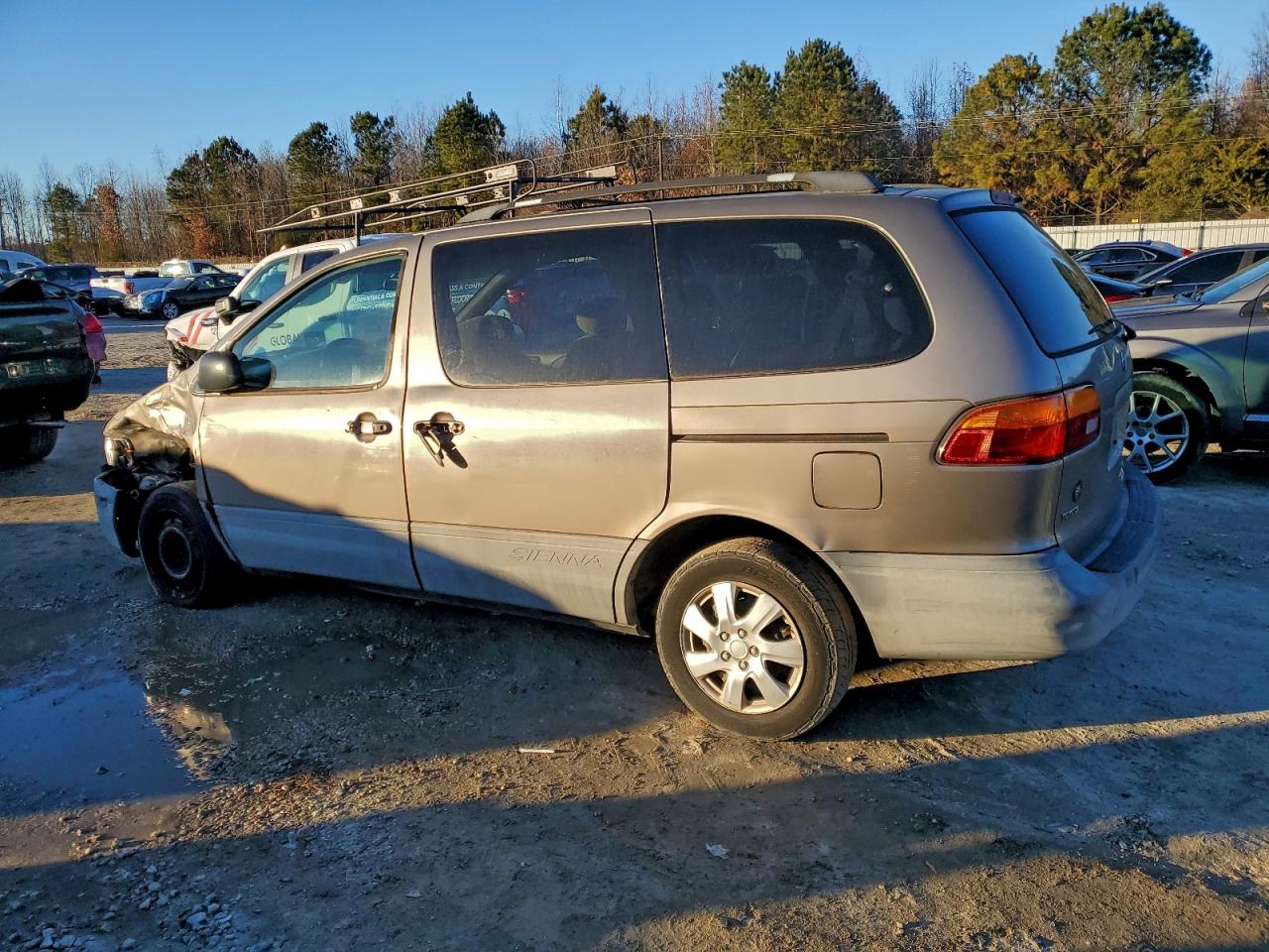 1999 TOYOTA SIENNA LE photo 3