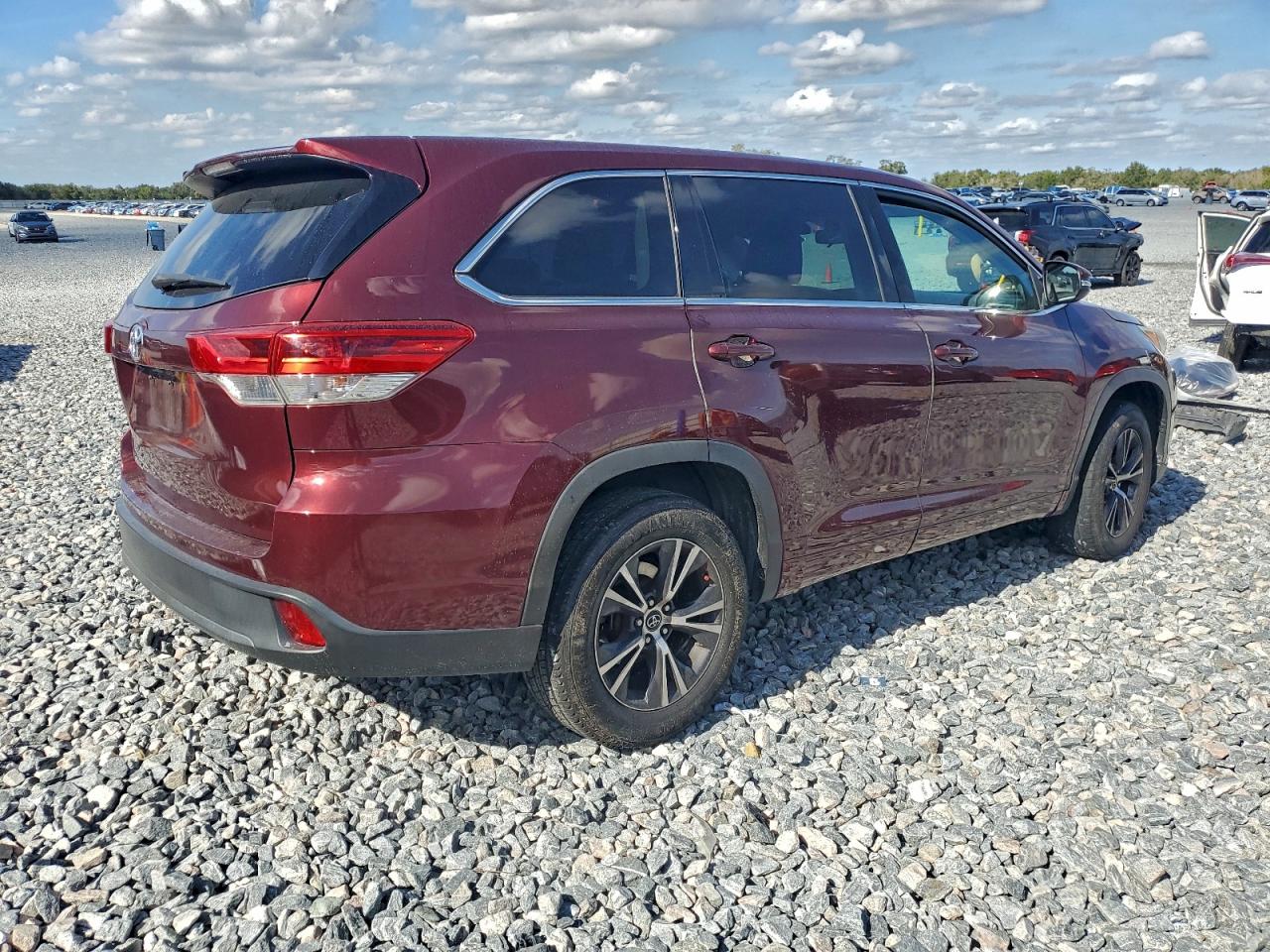 2017 TOYOTA HIGHLANDER LE photo 5