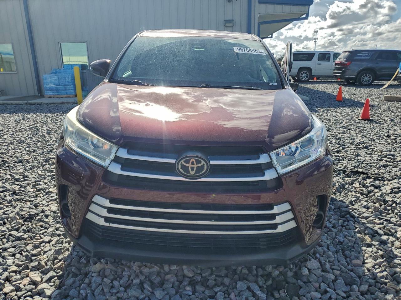 2017 TOYOTA HIGHLANDER LE photo 9