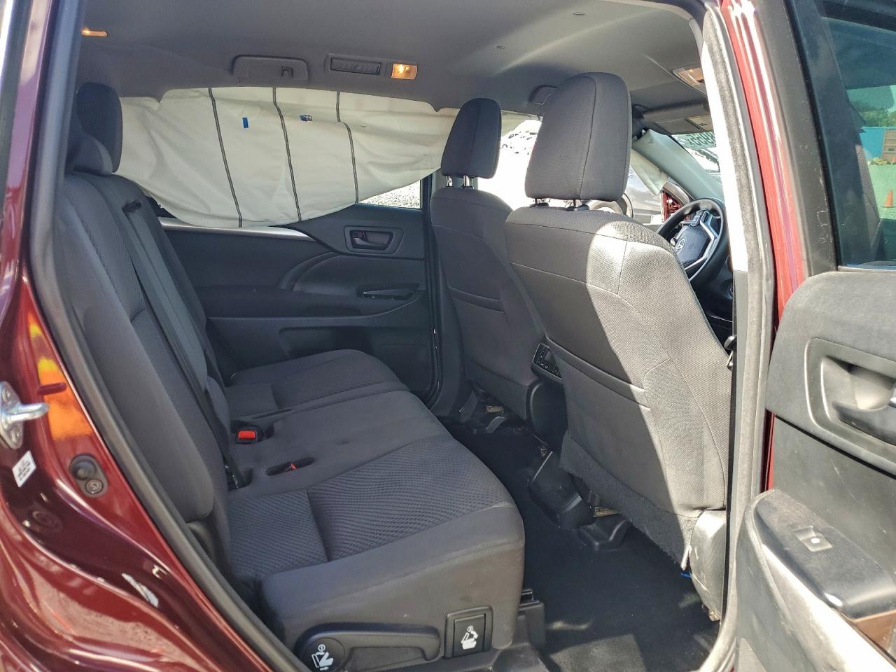 2017 TOYOTA HIGHLANDER LE photo 21