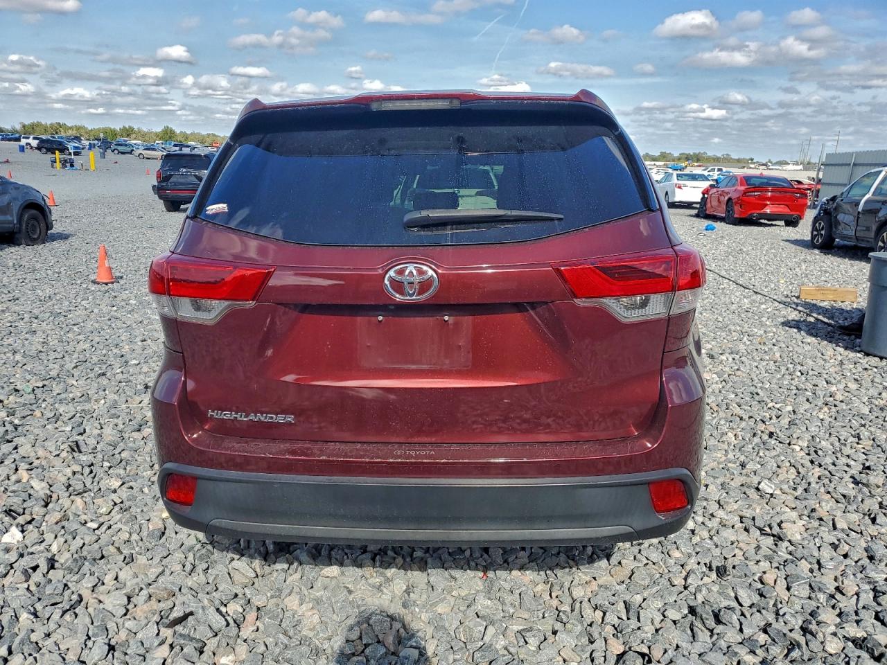 2017 TOYOTA HIGHLANDER LE photo 11