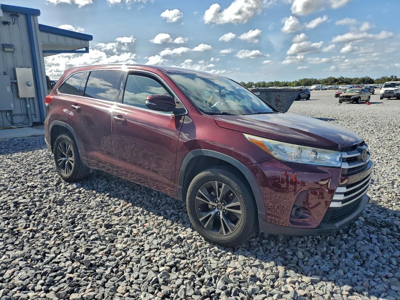 2017 TOYOTA HIGHLANDER LE photo 7