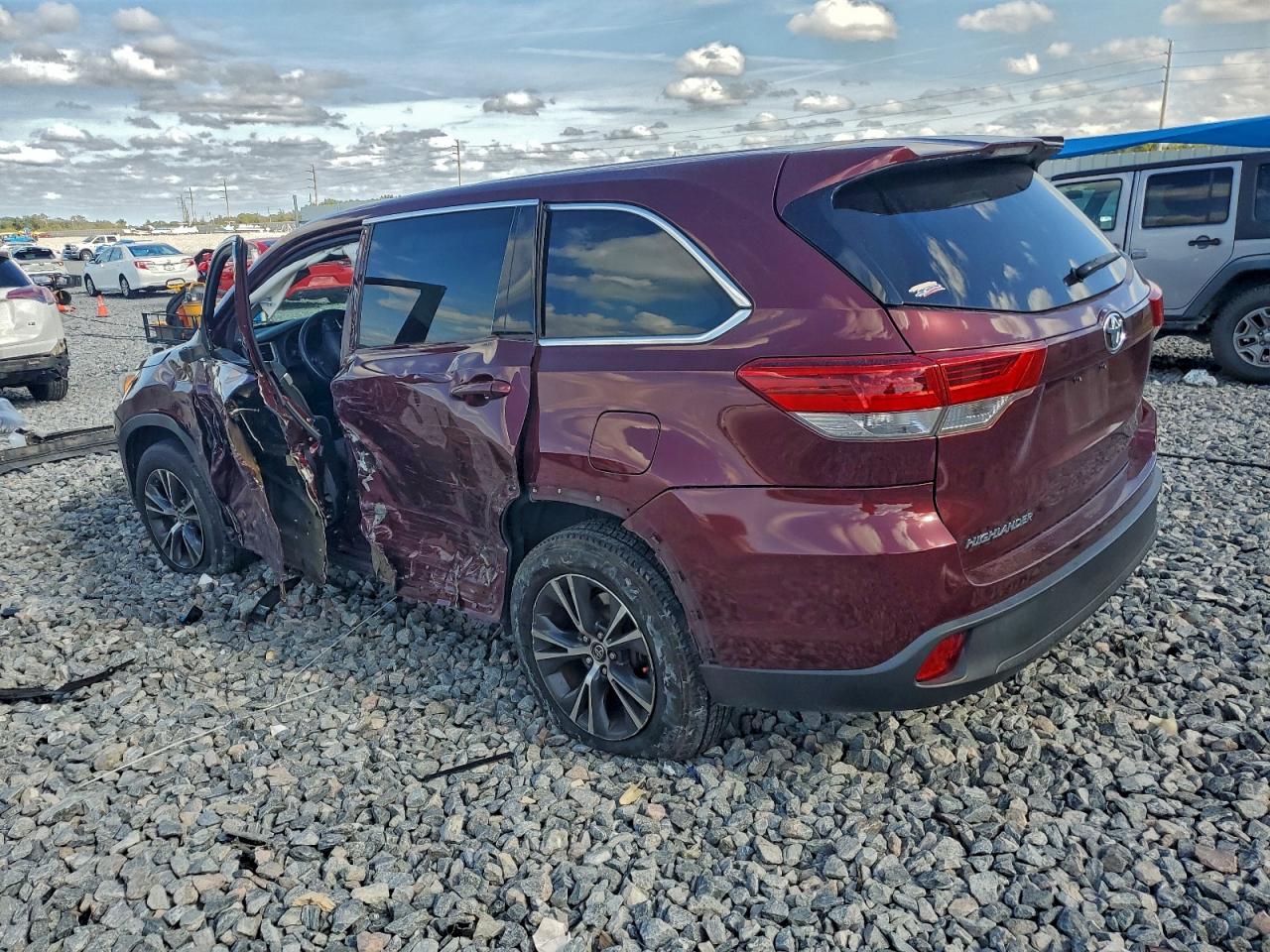 2017 TOYOTA HIGHLANDER LE photo 3