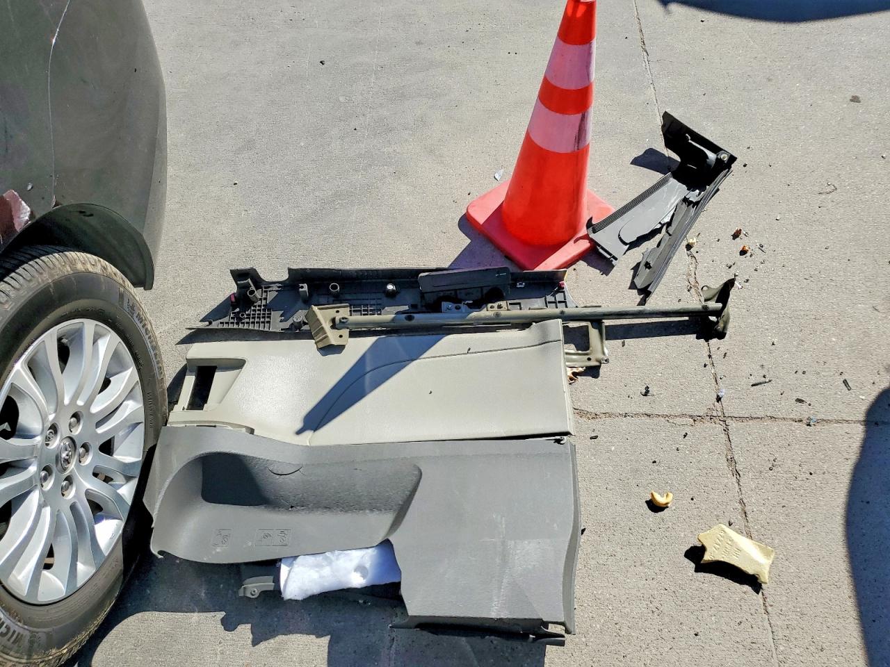 2016 TOYOTA SIENNA XLE 8-PASSENGER photo 13