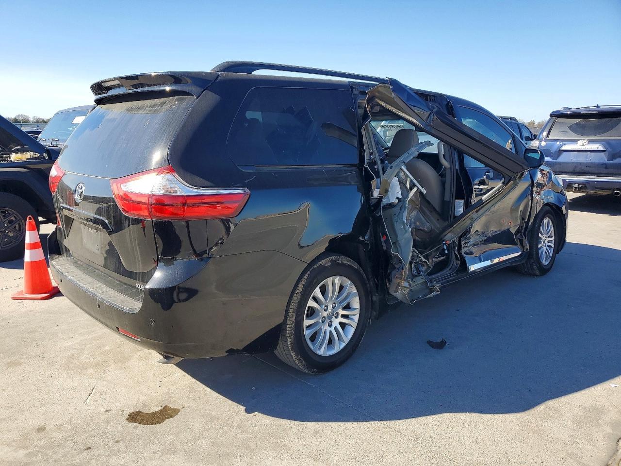 2016 TOYOTA SIENNA XLE 8-PASSENGER photo 3