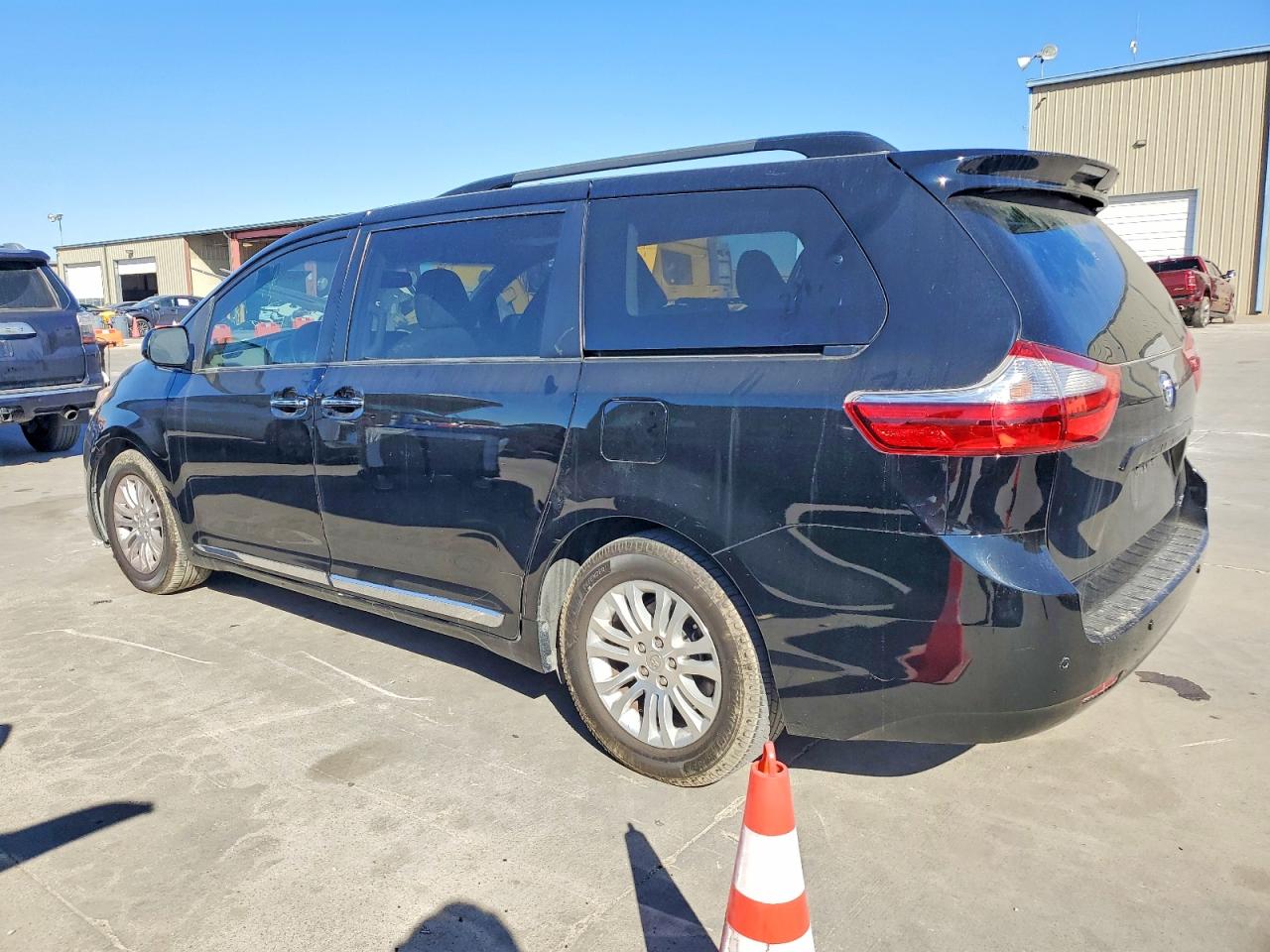 2016 TOYOTA SIENNA XLE 8-PASSENGER photo 2