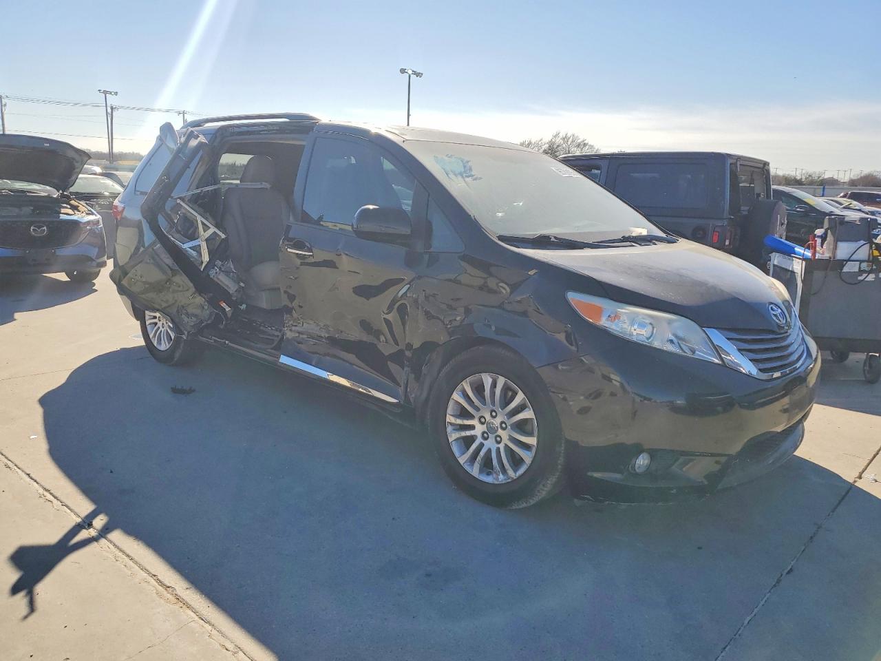 2016 TOYOTA SIENNA XLE 8-PASSENGER photo 4