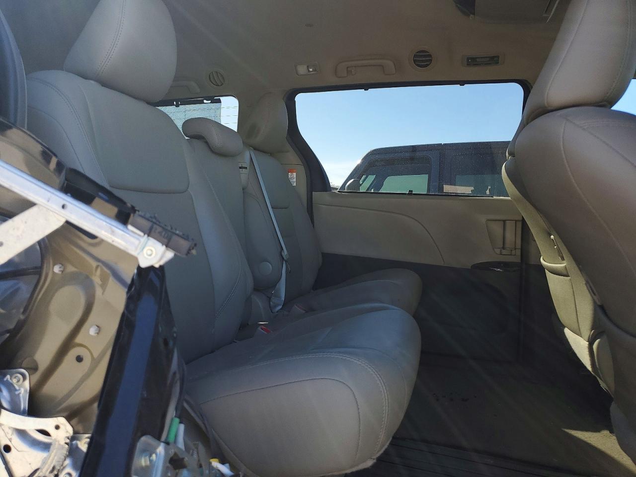2016 TOYOTA SIENNA XLE 8-PASSENGER photo 11
