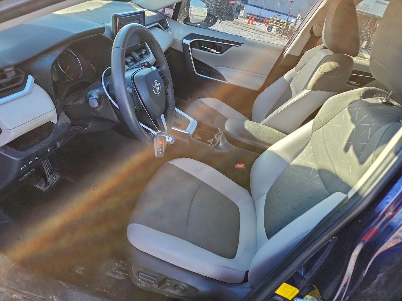 2021 TOYOTA RAV4 XLE photo 7